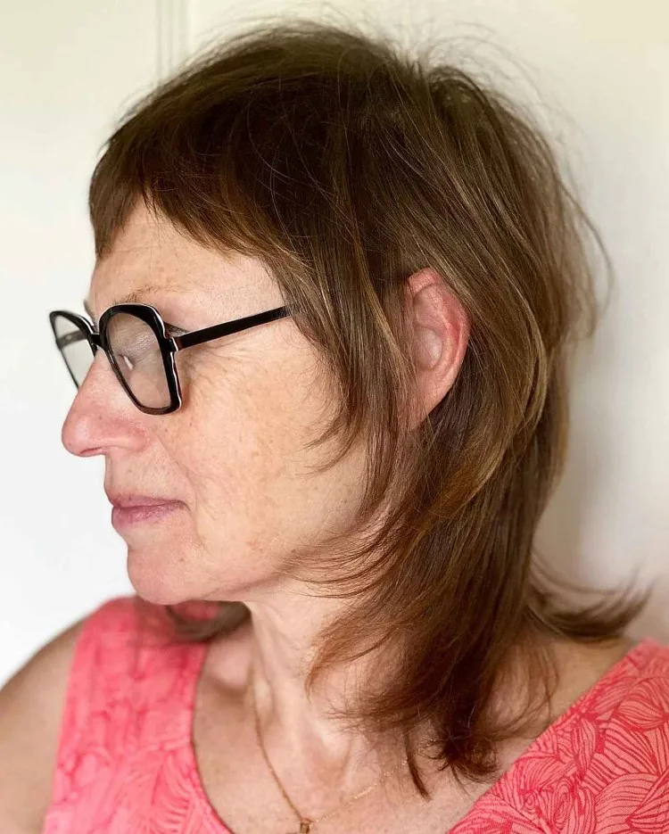 stufig fransige schulterlange Haare für Frauen ab 50 mit Brillen
