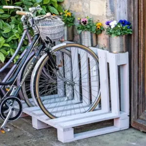 umweltfreundliche fahrradaufbewahrung mit paletten erstellen und den gartenbereich gestalten