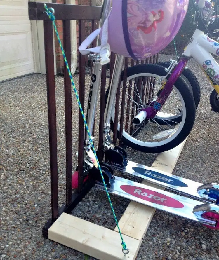 unbenutzte babykrippe upcycling mit seil und holz einen diy fahrradständer mit halterung für helme erstellen