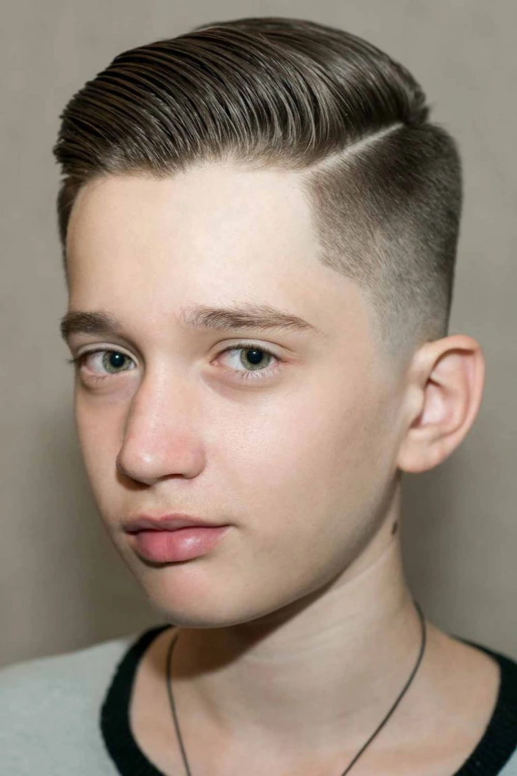 undercut haarschnitt für trendige teenager frisuren jungs 2022 mit längere haartolle seitlich gekämmt