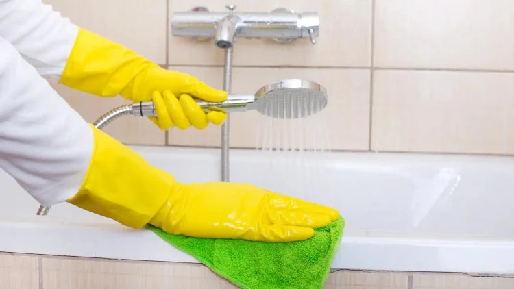 vergilbte Badewanne schnell reinigen Tipps