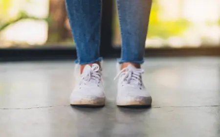 verschmutzte gummisohlen und weiße stoffschuhe reinigen mit hausmitteln zu hause