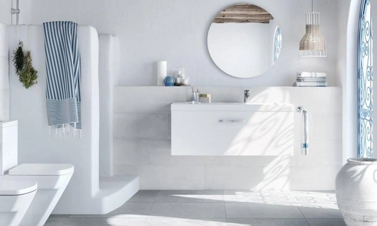 vom mittelmeer inspiriertes design für ein mediterranes badezimmer in weiß mit blauen fenstern und zubehör