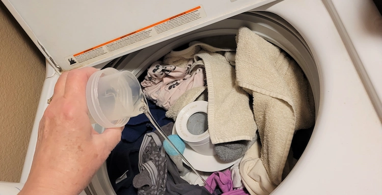 waschmittel auf schmutzige wäsche direkt in die waschmaschine gießen