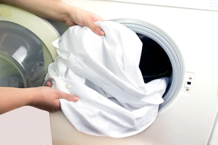 weiße Wäsche vergilbt im Schrank was tun gelbe Flecken von Kleidung entfernen Hausmittel