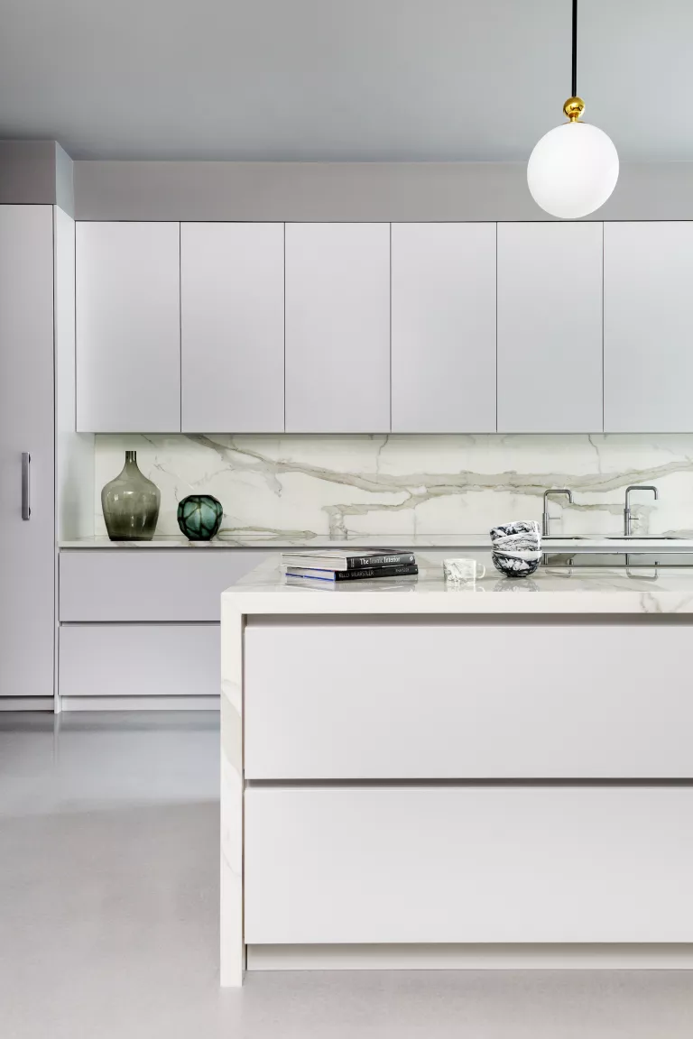 zeitgenössisches und minimalistisches design mit akzenten aus marmor in einem weißen küchenraum