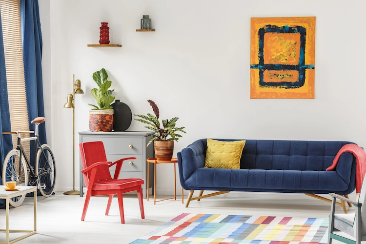zeitlose und klassische einrichtungsstile mit farbigen akzenten und ikonischen möbeln im retro stil der 50er jahre