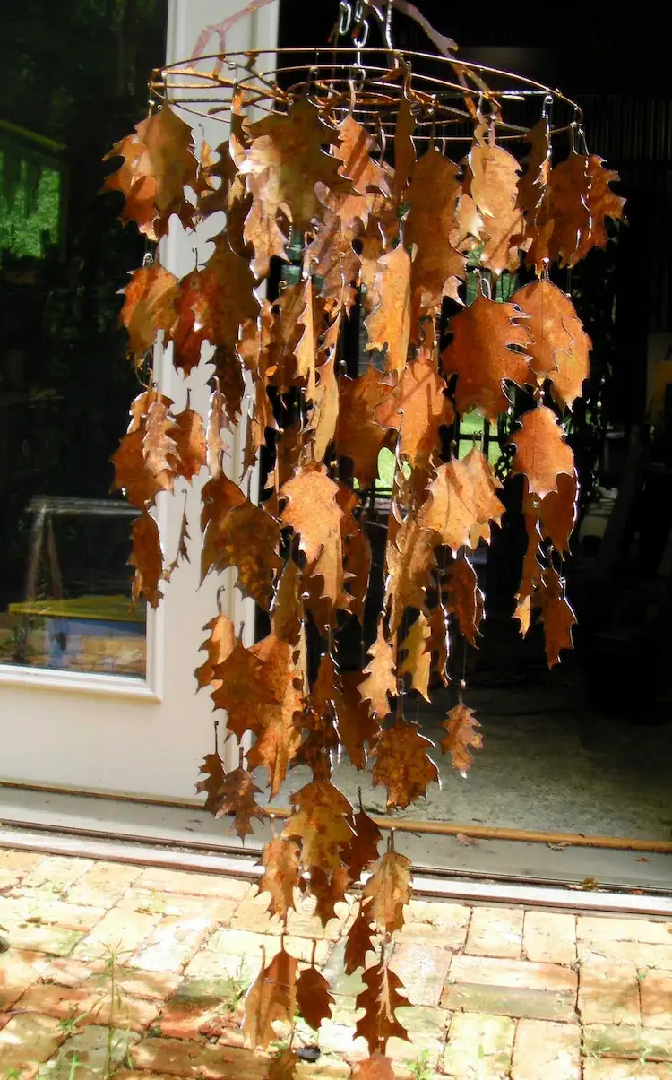Basteln Sie ein herbstliches Windspiel als Herbstlaub Deko für Ihren Garten