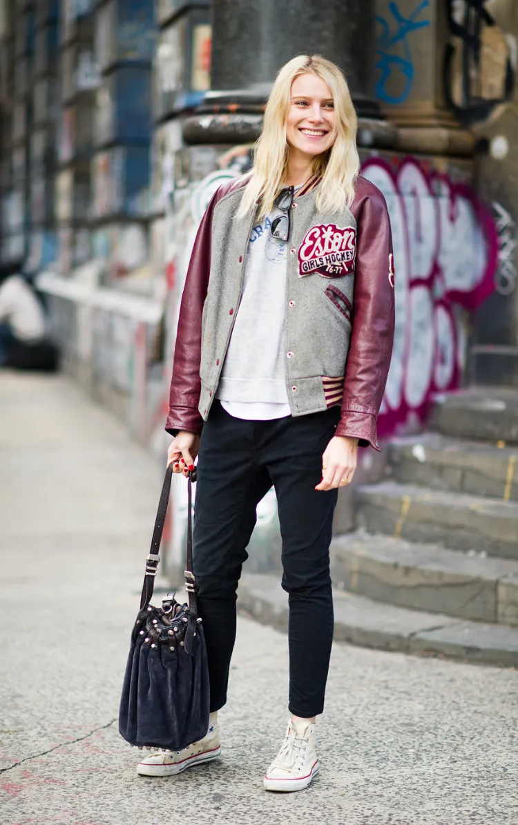 College Jacken Trend Herbst 2022 Modetrend Bomberjacke kombinieren mit Jeans