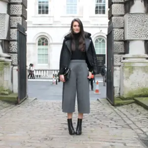 Culotte Modetrend Herbst 2022 graue Hose kombinieren Frauen