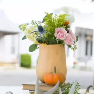 Deko mit Kürbis - Butternut in eine Vase für Herbstblumen verwandeln