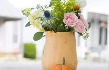 Deko mit Kürbis - Butternut in eine Vase für Herbstblumen verwandeln