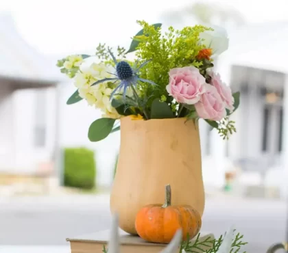 Deko mit Kürbis - Butternut in eine Vase für Herbstblumen verwandeln