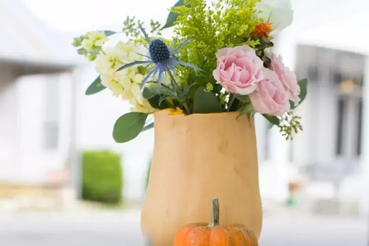 Deko mit Kürbis - Butternut in eine Vase für Herbstblumen verwandeln