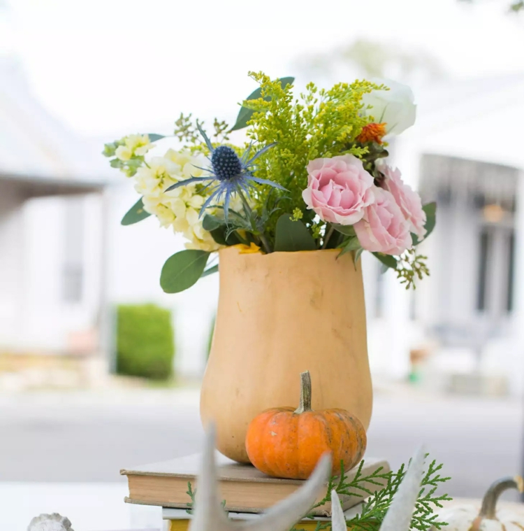 Deko mit Kürbis - Butternut in eine Vase für Herbstblumen verwandeln