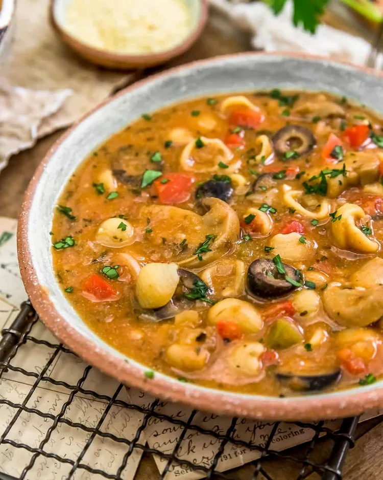 This is an easy, healthy and delicious vegan pizza soup recipe