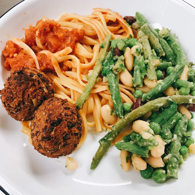 Discover the side dishes that match the bean meatballs