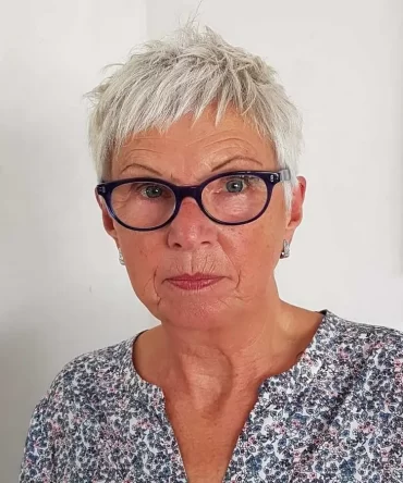 Frisuren für Frauen ab 60 mit Brille - der moderne Pixie Cut