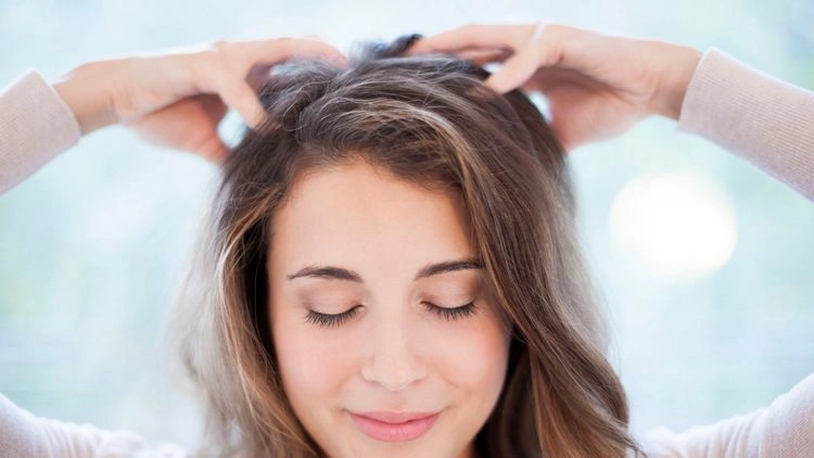 Frisuren für die Nacht - Kopfmassage in der Schlafroutine