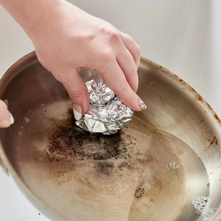Geschirr schrubben mit Knäuel Alufolie