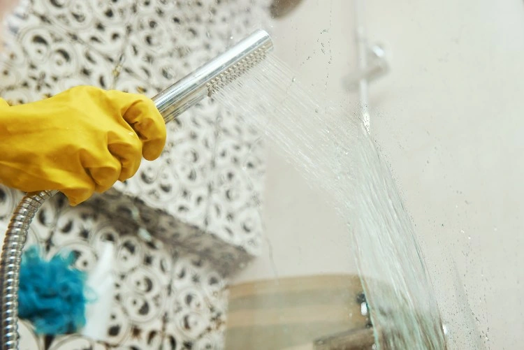 Glasdusche reinigen nützliche Tipps gegen Kalkablagerungen