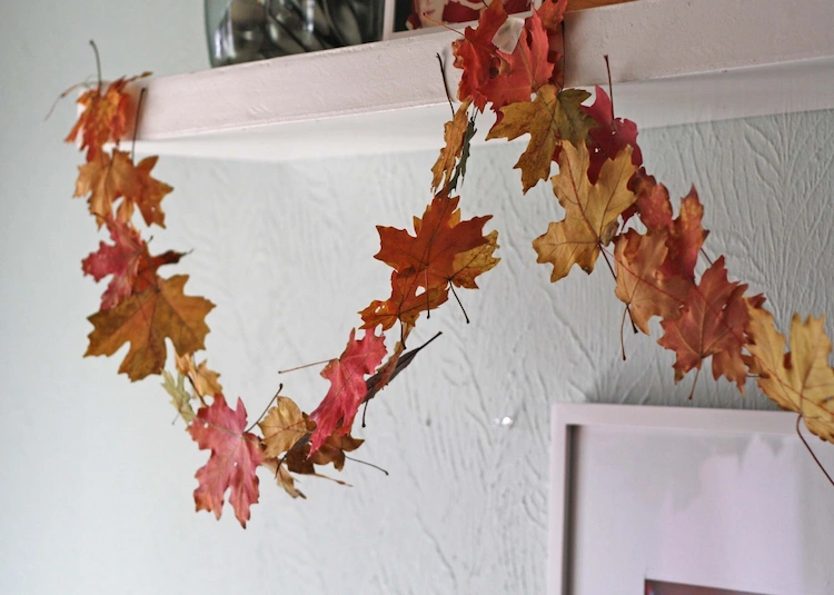 Hängen Sie die Girlande aus Herbstblättern im Haus auf und präsentieren Sie sie stolz