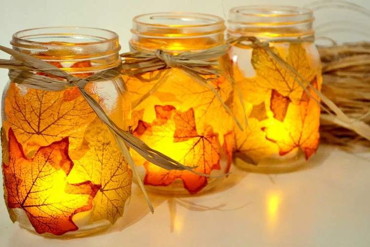 Herbstblatt-Kerzenhalter im Einmachglas ist eine wunderschöne Bastelidee für Herbststimmung zu Hause