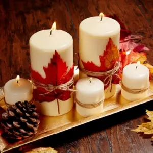 Herbstdeko Idee Stumpenkerzen dekorieren mit Blättern und in Schale arrangieren
