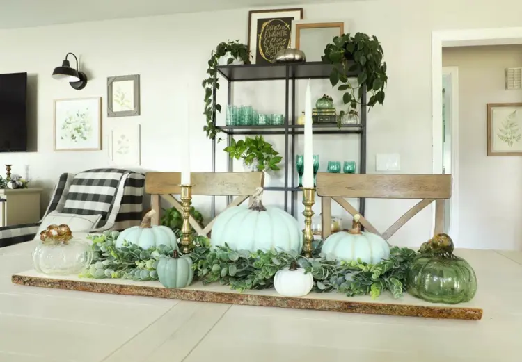 Herbstdeko fürs Wohnzimmer - Tischdeko aus grünen Kürbissen auf einer Baumscheibe