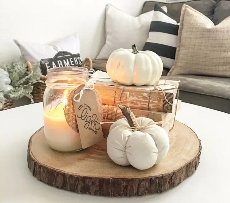Herbstdeko fürs Wohnzimmer - Tischdeko selber machen mit Holzscheibe und Kürbissen