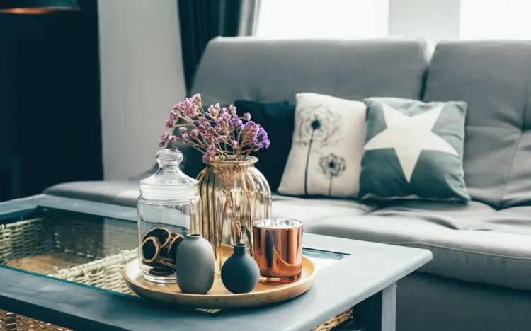 Herbstdeko fürs Wohnzimmer und den Tisch - Tablett dekorieren mit lila Blumen und Metallic