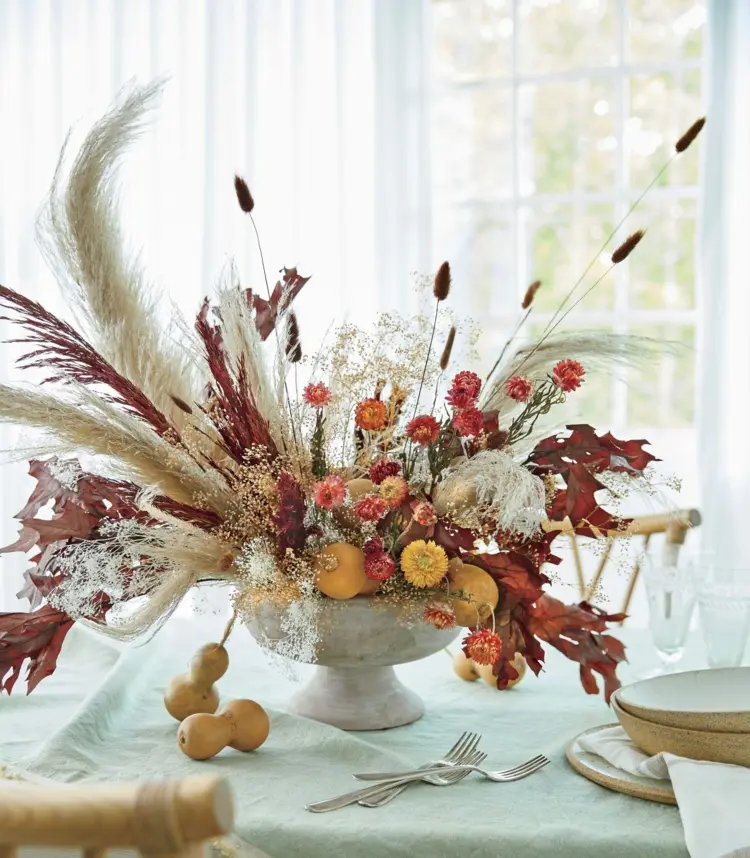 Herbstdeko mit Blumen für den Tisch - Gesteck aus Gräsern und Trockenblumen