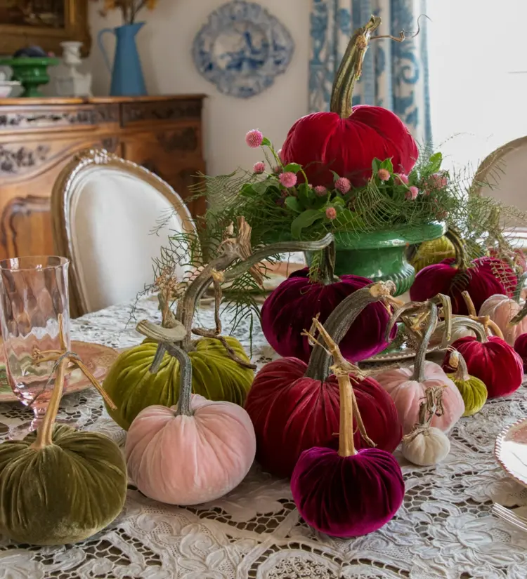 Herbstfarben für Samtstoff zum Dekorieren des Tischs zum Erntedankfest