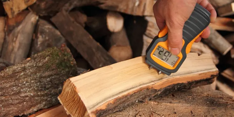 Holzfeuchte bei Brennholz messen mit einem günstigen Messgerät