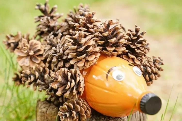 Igel basteln mit Tannenzapfen im Herbst aus PET-Flasche