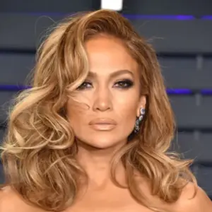 Jennifer Lopez Frisuren blonde Haare Trends Karamellblond Haarfarbe Herbst