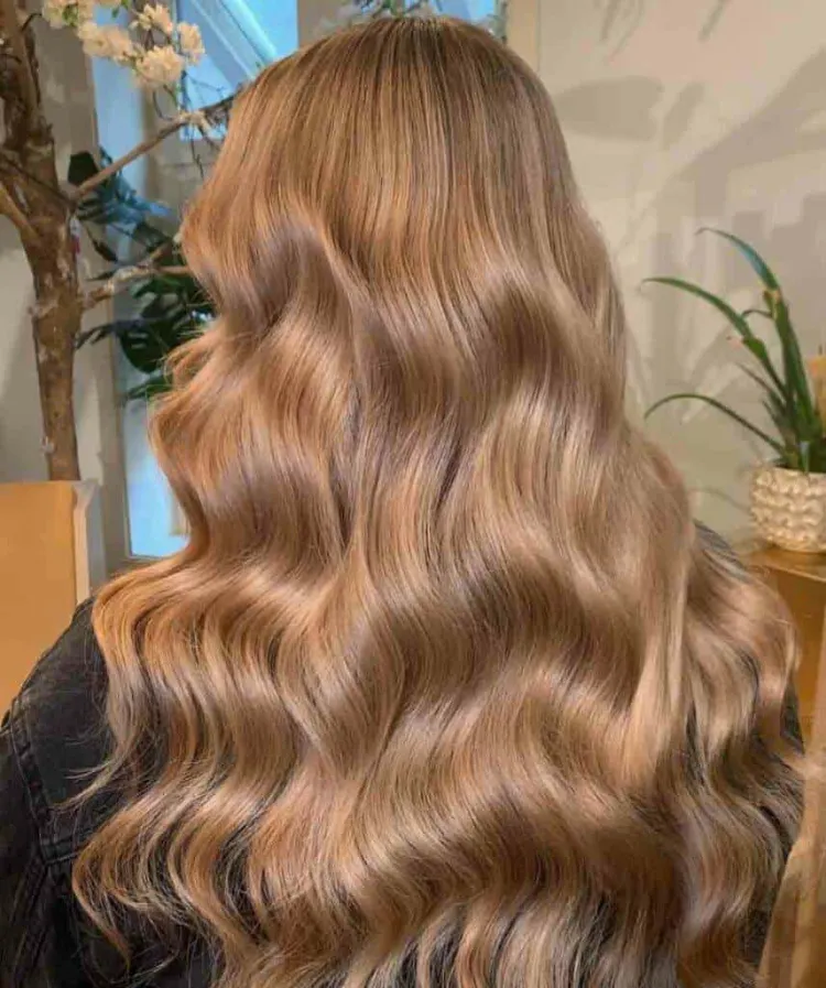 Karamellblond Haarfarbe Trend Frisurentrends Herbst 2022 blonde Haare