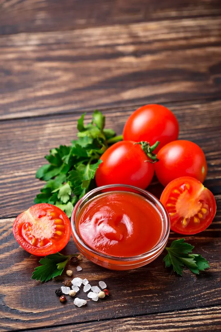 Ketchup herstellen aus Tomatenmark und passierten Tomaten
