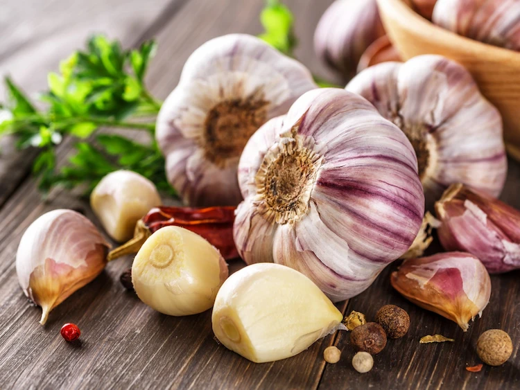 Knoblauch ist ein so vielseitiges Gemüse, das als Zutat in so vielen Gerichten verwendet wird