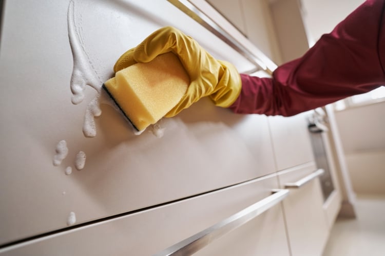 Küchenfronten reinigen - Tipps für schonende und effektive Mittel