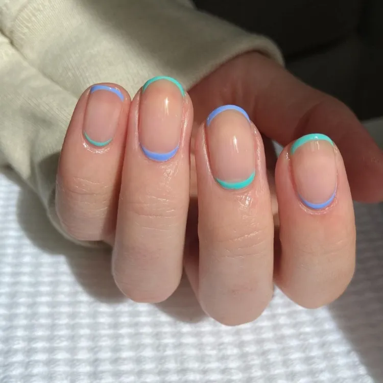 Micro French Nails Nageldesign für kurze Nägel Nageltrends Herbst 2022