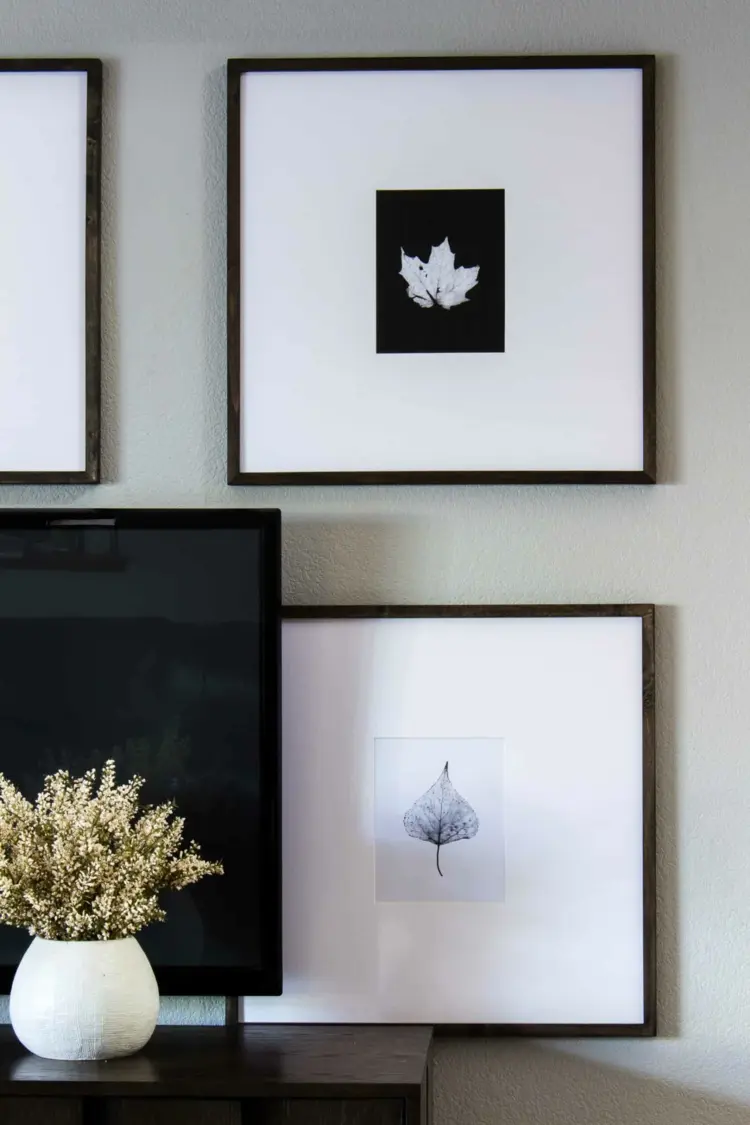 Minimalistische Herbstdeko fürs Wohnzimmer in Bilderrahmen mit Laubblättern
