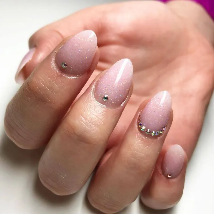 Nageldesign kurze Nägel mit Glitzer Nageltrends Herbst 2022