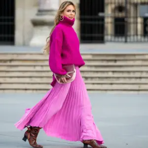 Neonpink Trendfarbe Herbst 2022 Maxi Kleid mit Pulli kombinieren