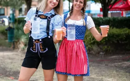 Oktoberfest Outfit für Frauen ohne Dirndl mit Lederhosen und Hemd