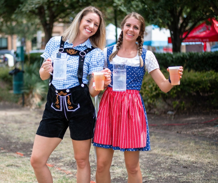 Oktoberfest Outfit für Frauen ohne Dirndl mit Lederhosen und Hemd