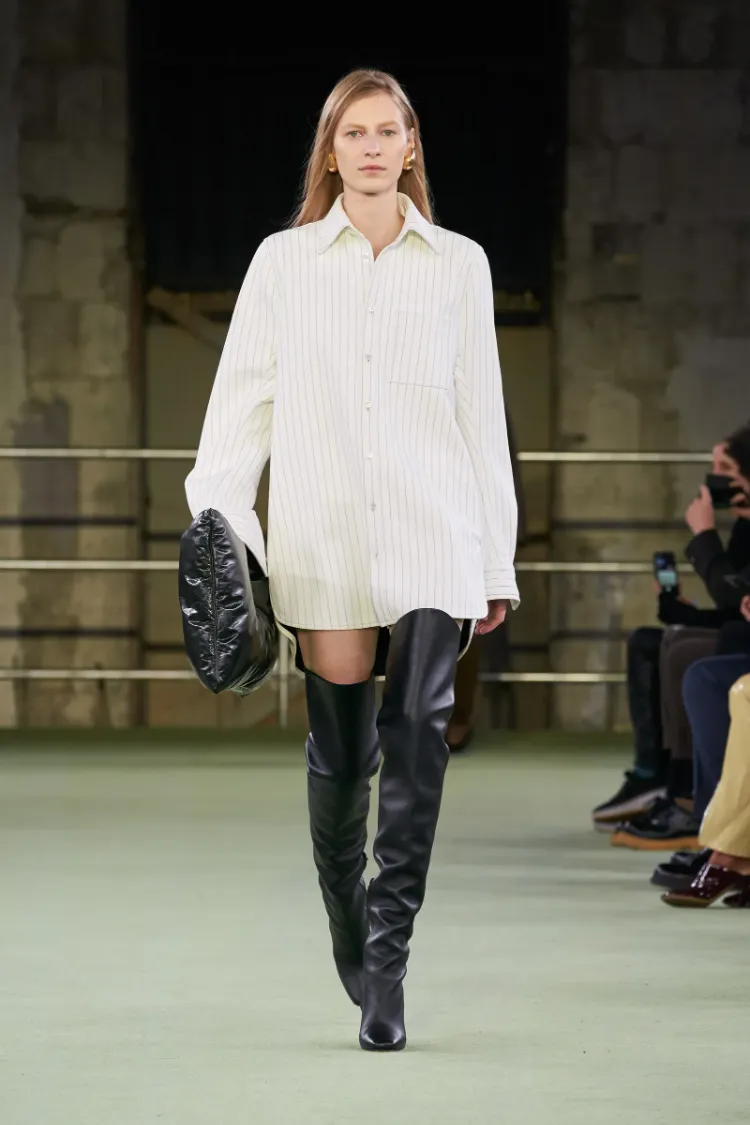 Oversized Hemdbluse kombinieren sind Overknee Stiefel im Trend 2022