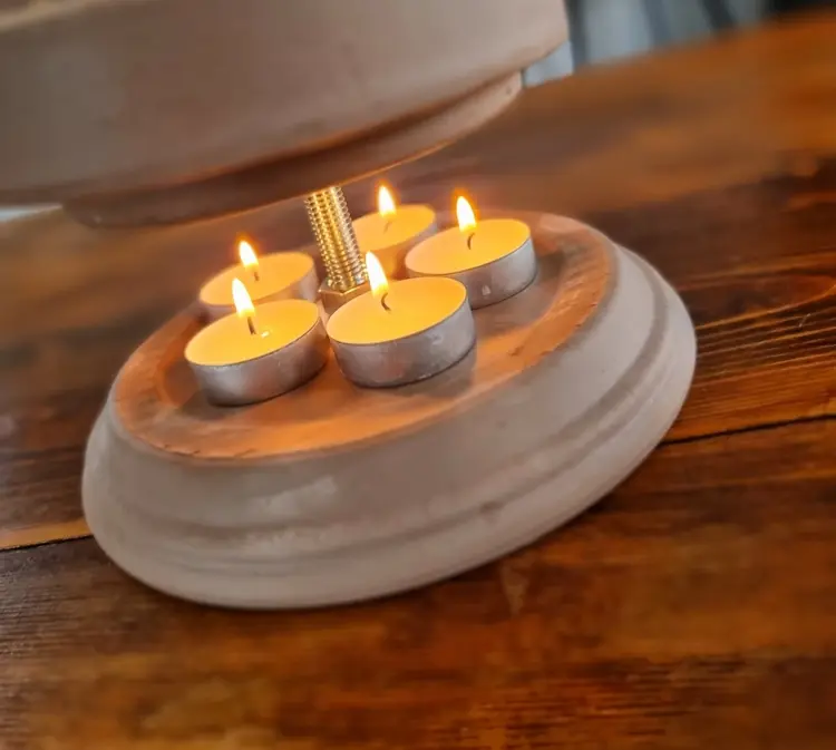 Selbstgemachter Terracotta-Ofen mit Teelicht als Deko und Wärmequelle