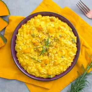 Sie werden erstaunt sein, wie einfach es ist, vegan Risotto mit Kürbis im Ofen zuzubereiten