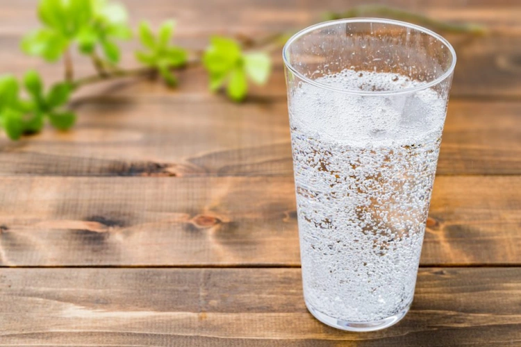 Soda (NICHT Diät-Soda) enthält viel Zucker, der die Mikroben im Rasen mit Kohlenhydraten ernährt